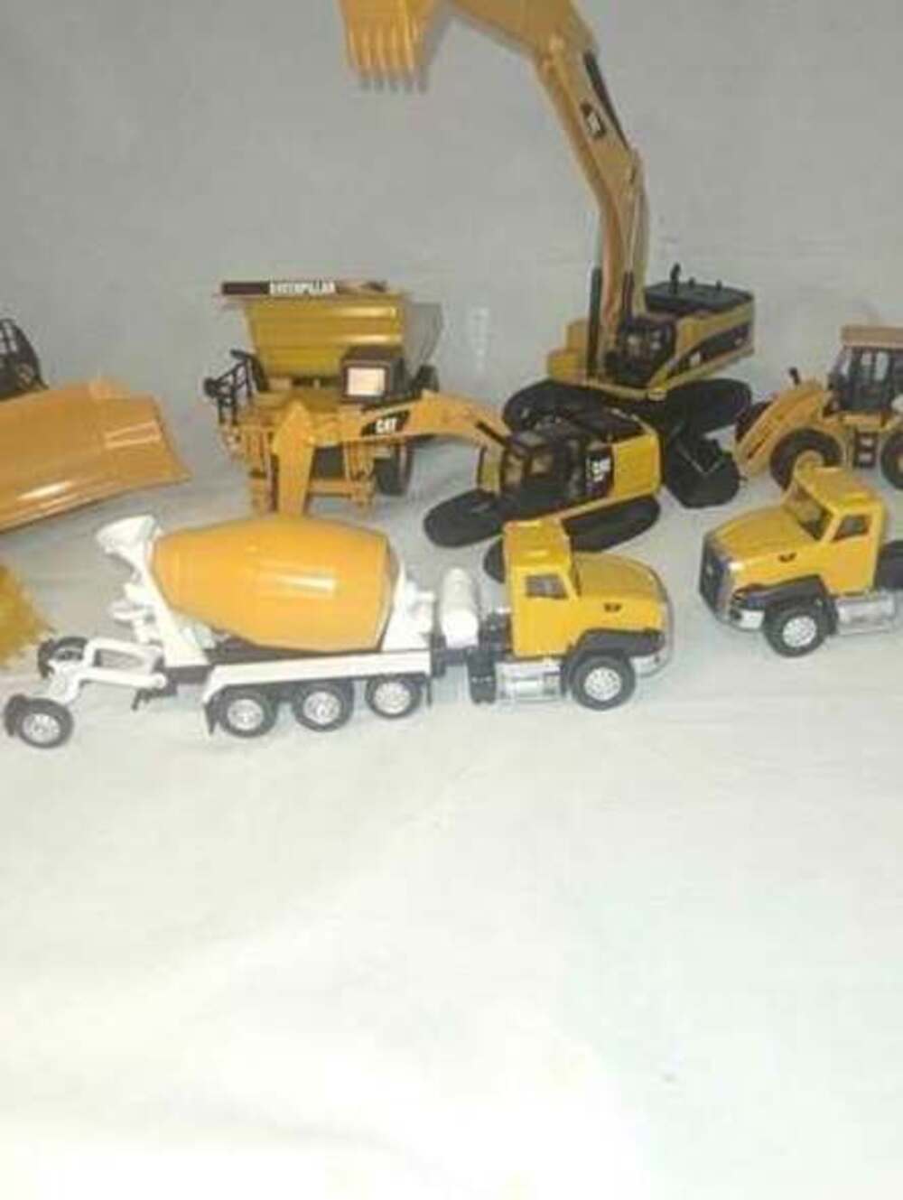 Caterpillar Die-Cast Construction Vehicle Model Set